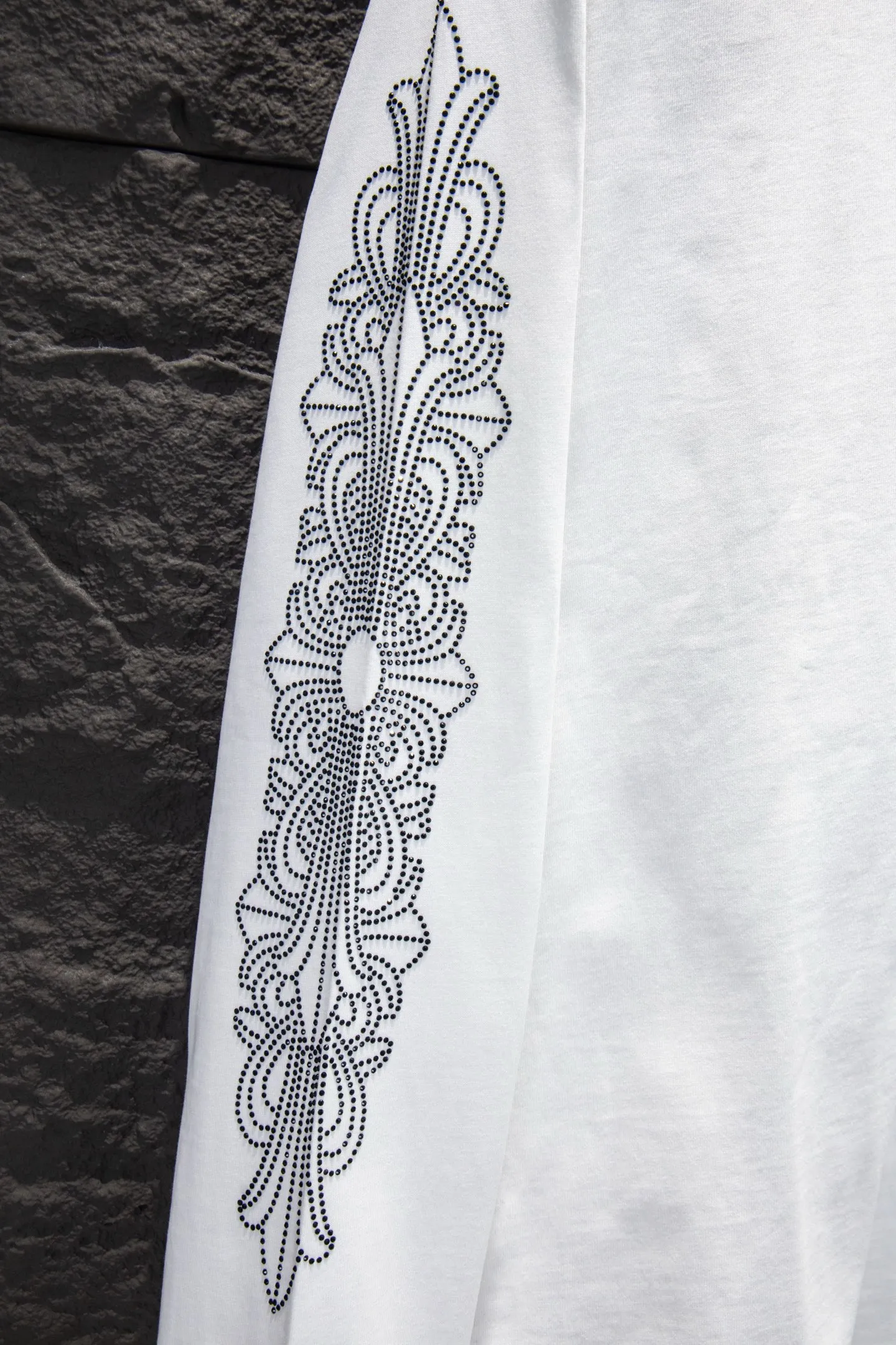 P230 🆕Chrome Hearts os version is really charming and Chrome Hearts is really a must-have. Each season's new version is made to the extreme. It is very practical and can be worn casually. Nice✔️ - ⚠️100% cotton. It is made of 21 double yarns, 300g weight fabric and imported knitted carded cotton. It has moderate thickness, drape and contour, and the upper body is comfortable! ! It is very tolerant to fat body types and can instantly lose five pounds after wearing it!  Specially ordered many Austrian hot diamonds, which have the bling bling effect of natural crystals under the light, with multi-faceted reflective points, and the production cost is extremely high. The laser molding includes a computer engraving machine and a laser machine, which are accurate in units of particles. Finally, it is hot and set at high temperature. After the hot ironing, the firmness needs to be tested repeatedly on the hot stamping. It can show colorful reflections under the light. The collar webbing extends to the shoulders for reinforcement, and the stitching at the joints. The hem and cuffs are all made with 0.2mm gauge double-thread turning. They are carefully produced at a high cost. The attitude of making goods with a magnifying glass restores the quality and effect of the product. The full set of customized accessories is only used to present every detail to customers. Film printing, 50,000 positioning, is very time-consuming. The body is treated with hot diamond elements, which greatly increases the interest of the clothing; unique visual effects. After special treatment, a unique effect is formed. An irregular hem is added to the version. This year's Kroxin is the main version. In the past two years, the oversize version has become the focus of the trend and has been a popular staple in the past two years. The change of designers has made this brand an instant hit. The progressive fashion of the times also needs the blood impact of fresh elements and trendy designs in order to continue its glory! It’s stylish both inside and outside, a must-have for high street travel! An absolute "eye-catching style" that can match couples 💏 Color: Black White Size: S M L XL